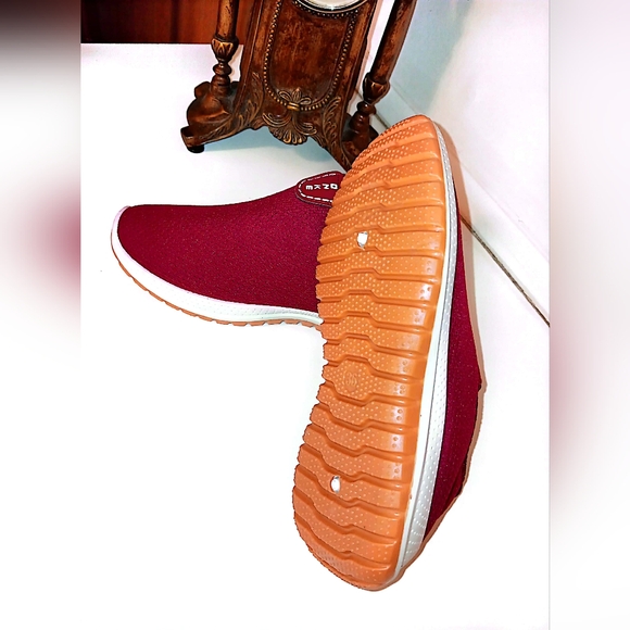 Unisex Solid Slip On Sneakers Comfy Non Slip Soft Sole Shoes for Men & Women - Picture 7 of 10